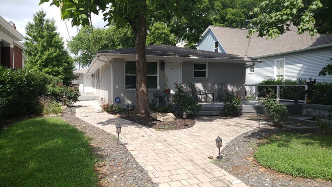 Primary Photo - Lovely 2 Bed 1 Bath Triplex In The Heart O...