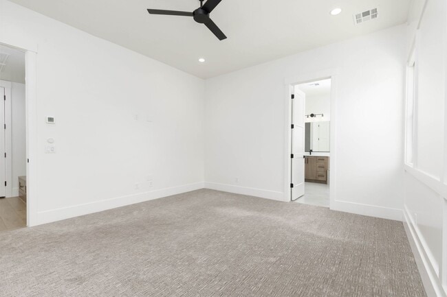 Building Photo - Beautiful 5 bed | 4 Bath | 3 Car Garage