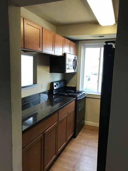 Building Photo - 750 Barnaby St SE