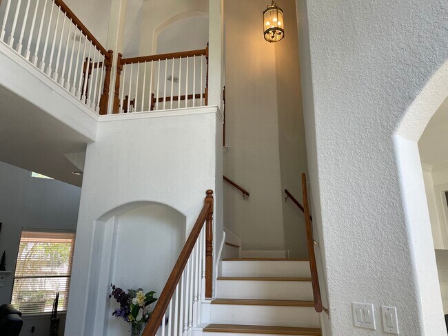 Building Photo - 301 Winding Oak Ln S