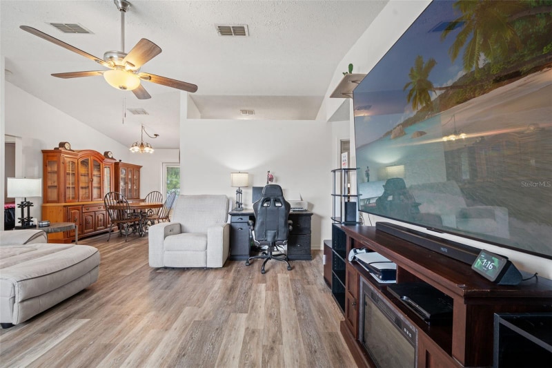 Building Photo - 6621 W Robin Ln