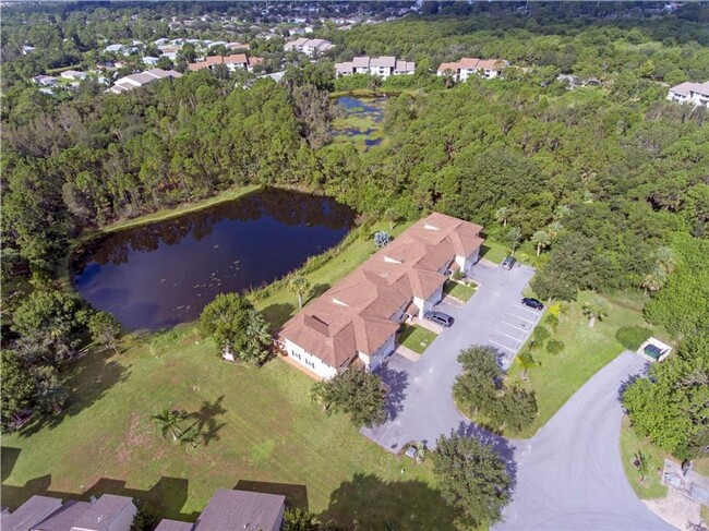 Building Photo - 3 Bedroom 2 Bath Lakefront Townhouse