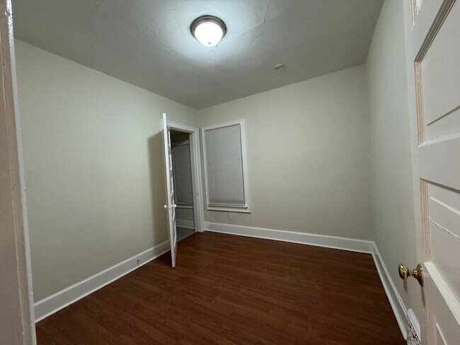Building Photo - Bright & Spacious 2 Bedroom Lower Unit with Formal Dining Room and Bay Window