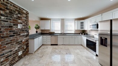 Building Photo - 5BR/3BA in Fort Sanders | Off-Campus Housing