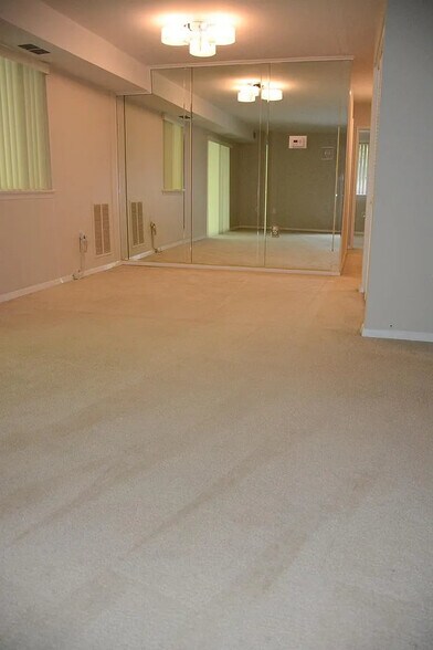 Building Photo - 217 Victor Pkwy Unit F