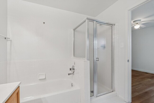 Building Photo - Great Location for schools, shopping and d...