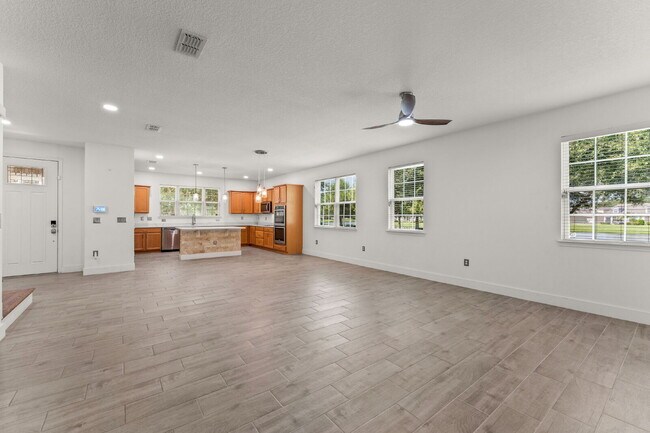 Building Photo - Spacious 3-Bed, 2.5 Bath End Unit Townhome in Windermere with 2 Car Garage!