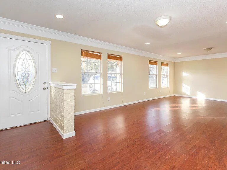 Building Photo - 5117 Potomac Dr