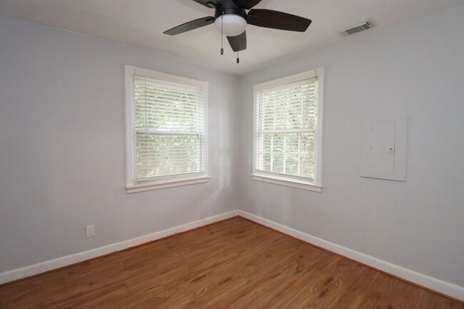 Building Photo - 2BR 1BA duplex in Rosewood