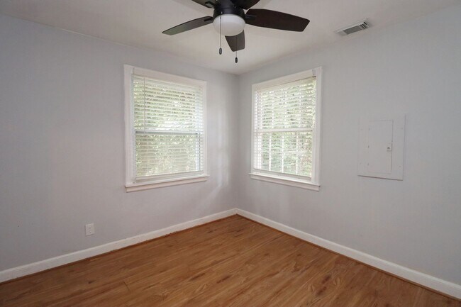 Building Photo - Bright + Spacious 2BR, 1BA in Prime Location