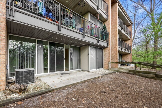 Building Photo - One Bed One Bath Four Lakes