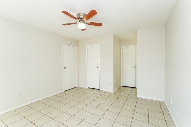 Building Photo - 4021 Briar Hollow Dr