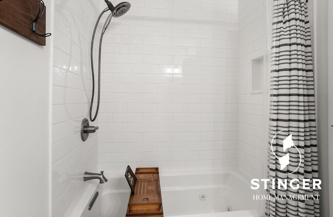 Building Photo - Remodeled 3 Bedroom / 2 Bath For Rent On L...