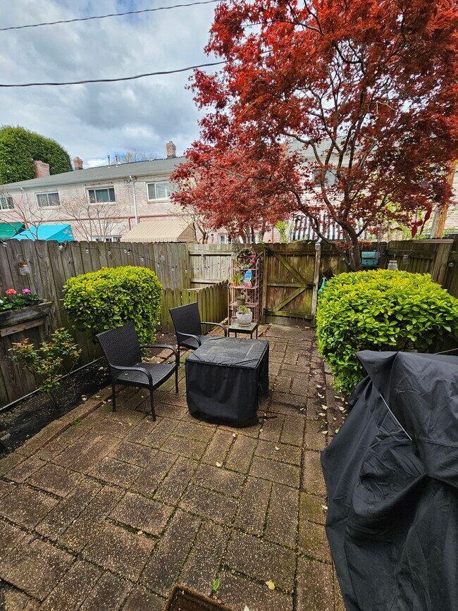 Building Photo - Mount Vernon Condos - Large 2BR/1.5BA Home...