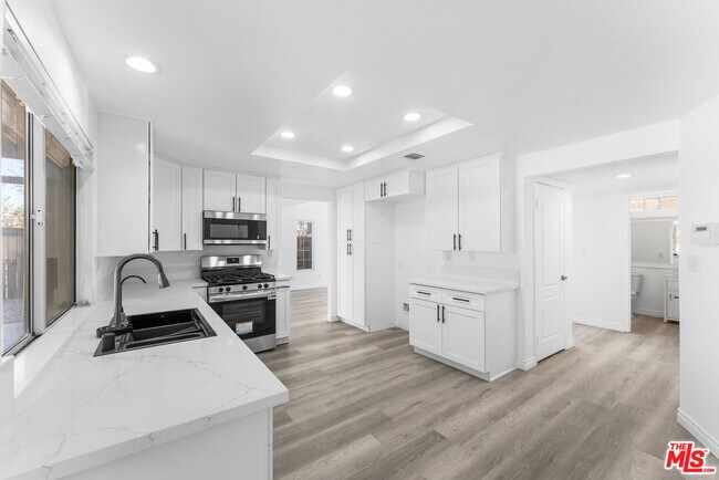 Building Photo - 37105 Zinnia St