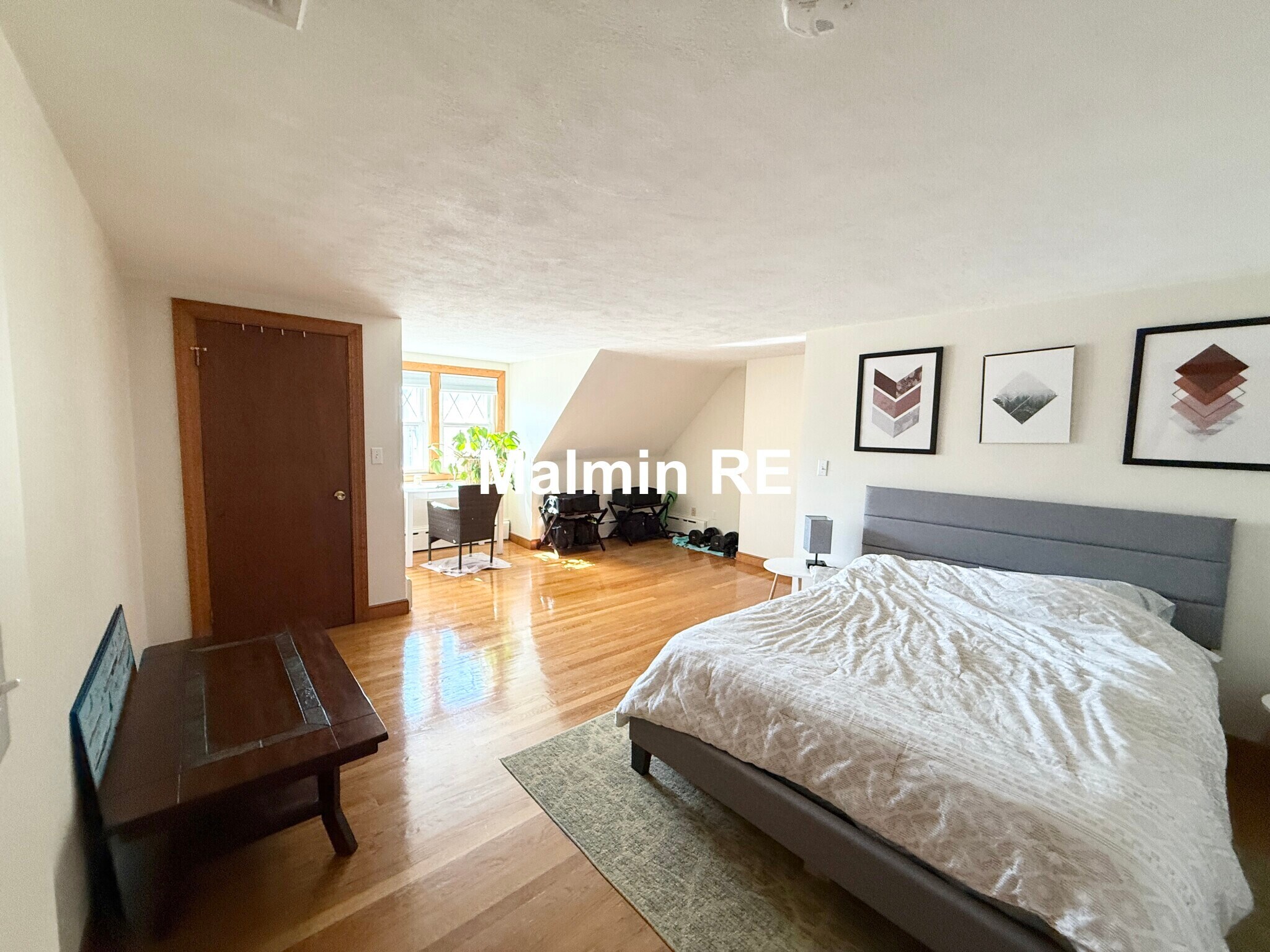 Building Photo - 920 E 4th St