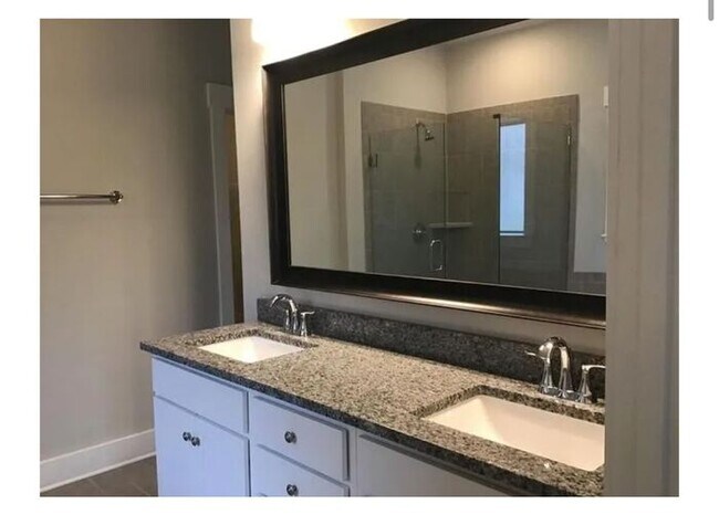 Building Photo - Luxury Townhome in Prime Location