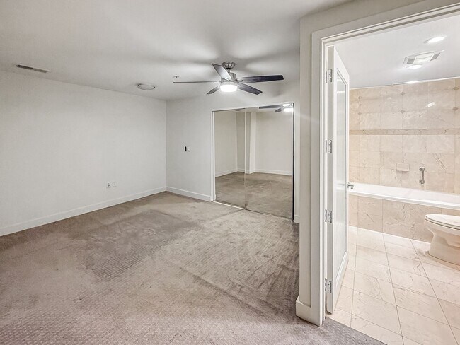 Building Photo - Stunning 2B+Den/2BA Condo in Downtown San ...