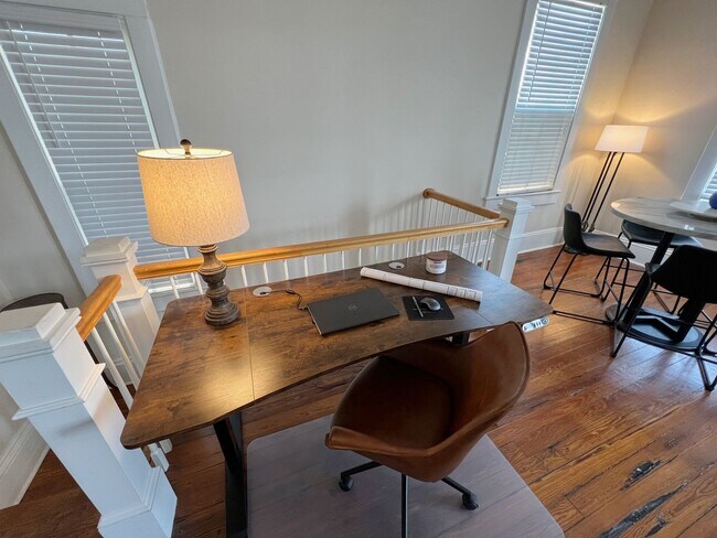 Building Photo - 2 BED | 2 BATH | PRIVATE FRONT AND BACK PORCH | MIDTOWN