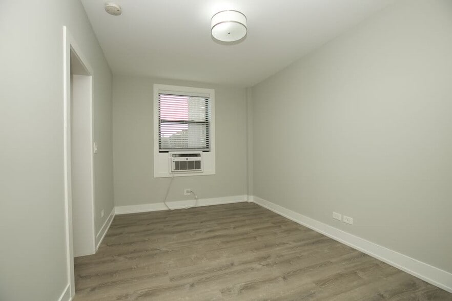 Building Photo - 545 W Belmont Ave