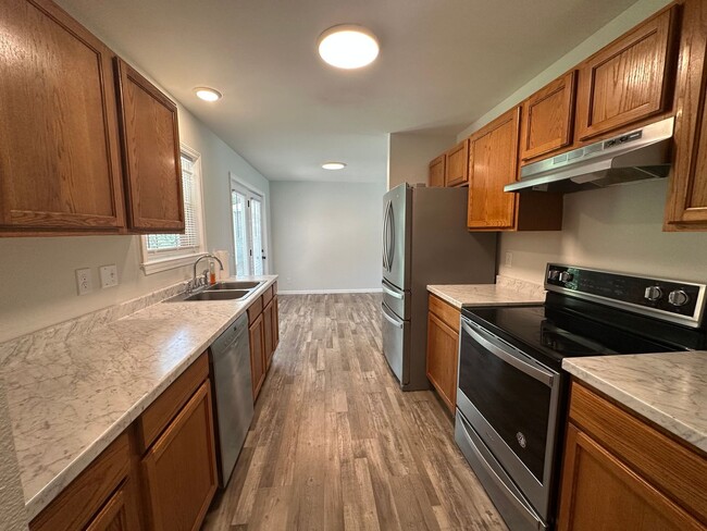 Building Photo - 3 Bed/2 Bath House!
