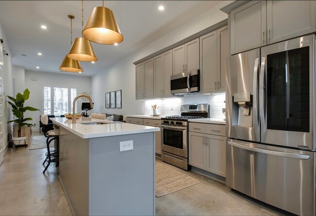 Building Photo - 700 James Ave