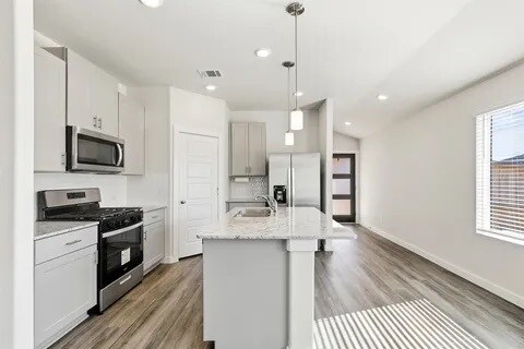 Building Photo - 216 Shore Pointe Ct