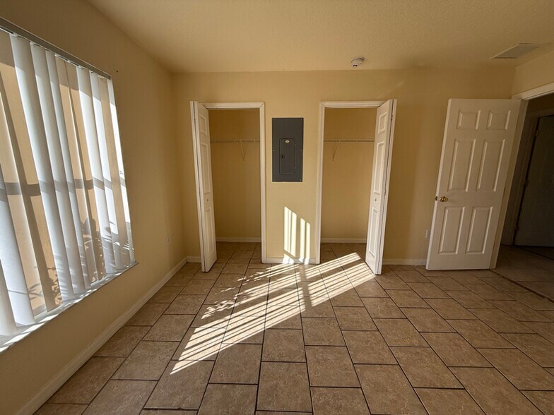 Building Photo - 731 Squirrel Ct