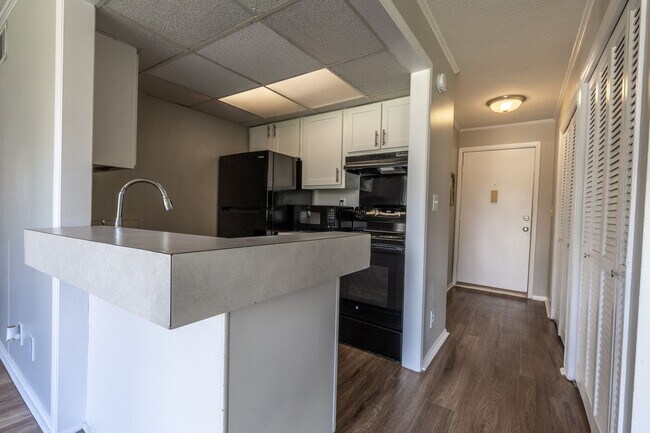 Building Photo - First floor condo available now! Pool views!