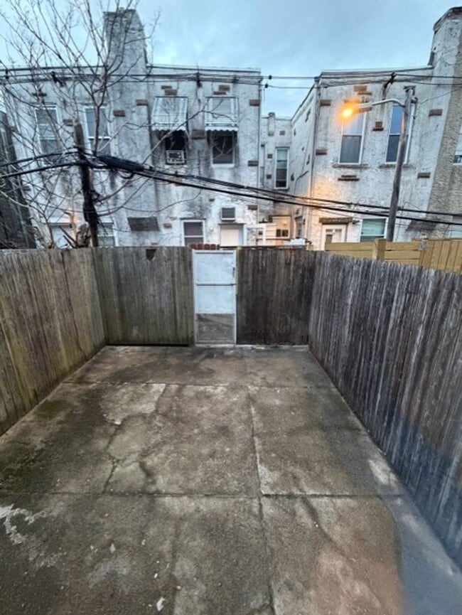 Building Photo - Spacious 3 Bedroom Grays Ferry