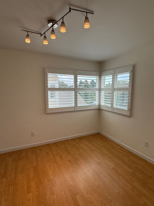 Building Photo - Alameda's most sought after gated communit...