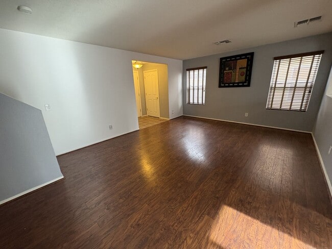 Building Photo - Convenient Location Three bedroom 2.5 baths 2 car garage