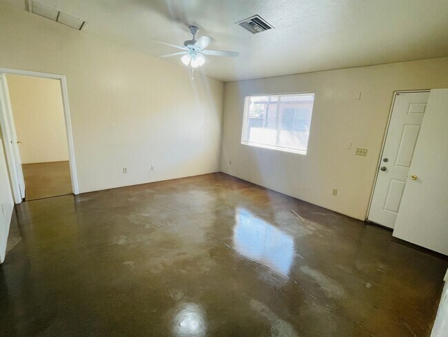 Building Photo - Single Family Home Style Unit w/ A/C, High...