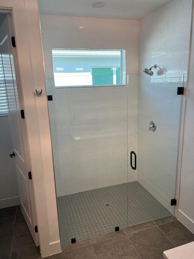 Building Photo - 12800 SW Eleanor Dr