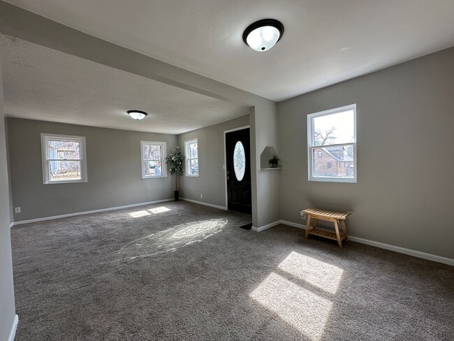 Building Photo - 3 Bedroom, 1 Bathroom Home for Rent in Evansdale, Ia