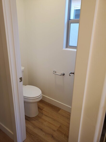 Half Bathroom Downstairs - 538 Stewart Crk Cv