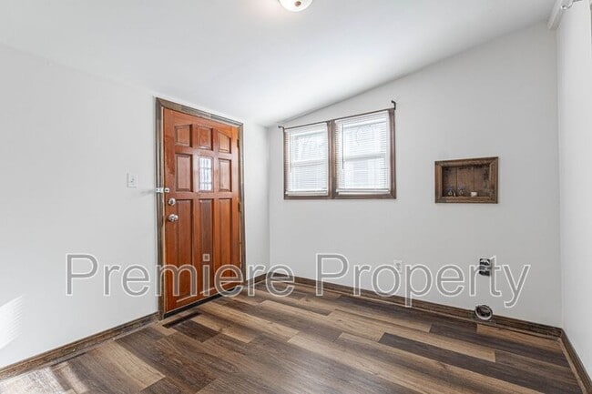 Building Photo - 2419 S Vermont Ave