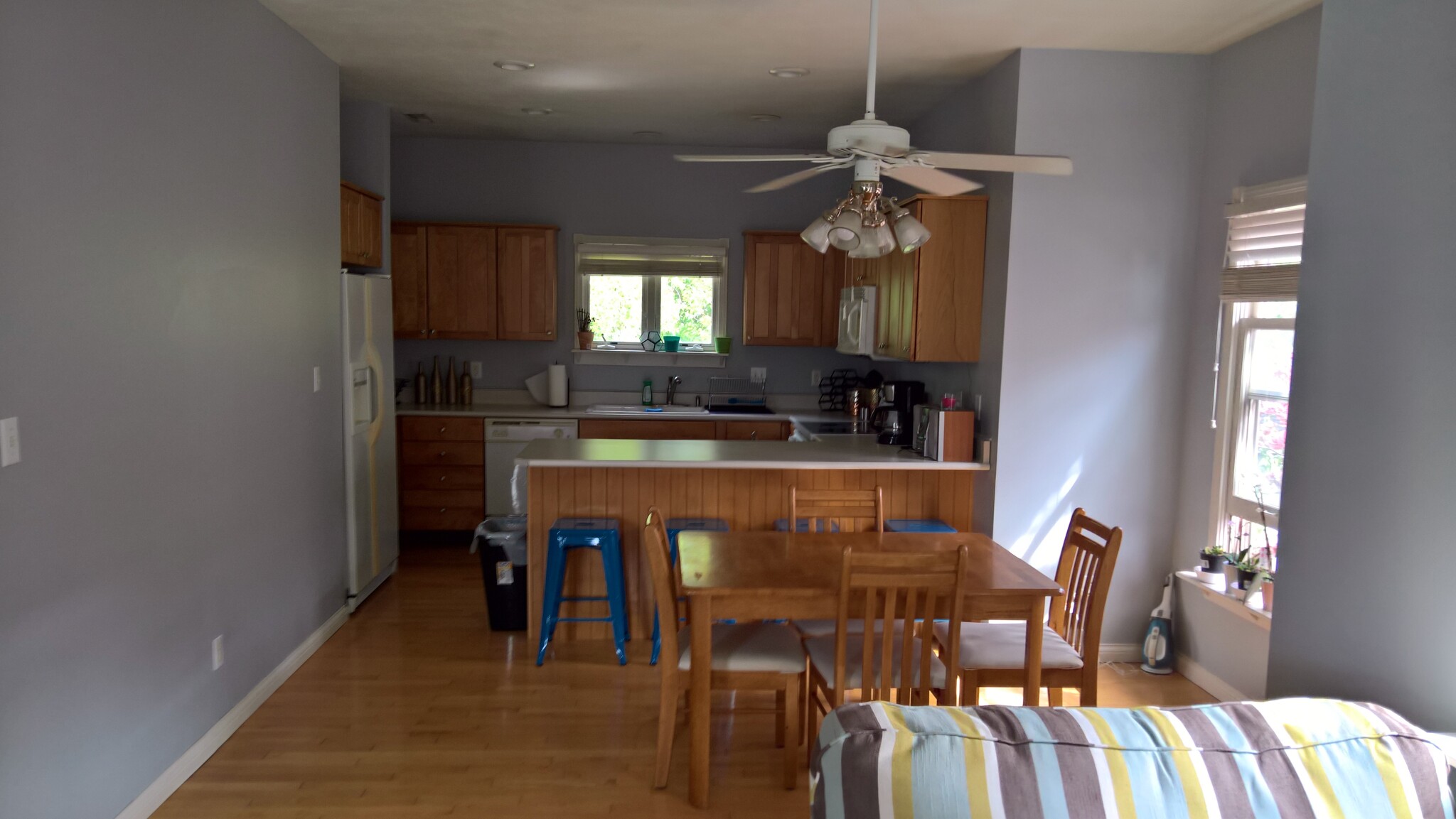 Large open kitchen and dinning area - 455 S Pine St