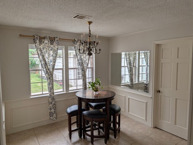 Building Photo - 11807 Highgrove Dr