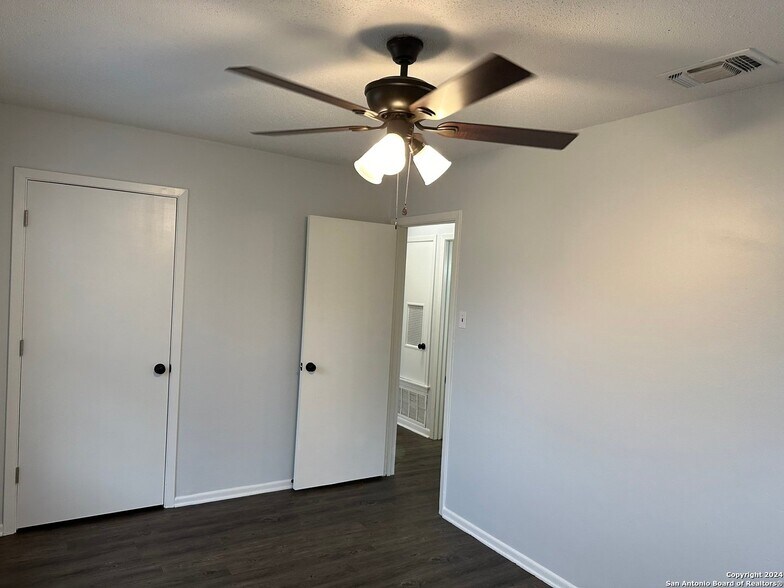Building Photo - 7211 Westglade Dr