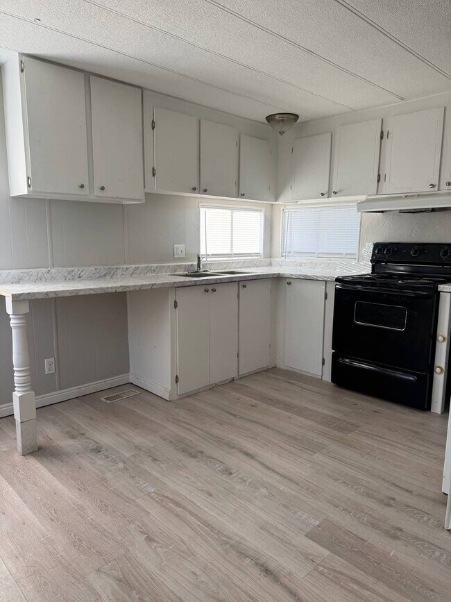 Building Photo - SALINA RENTALS - TRLR #3