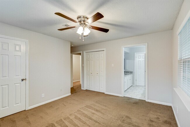 Building Photo - 13915 Charlynn Oaks Dr