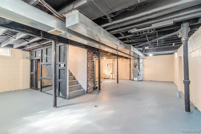 Building Photo - 1216 E George Ave