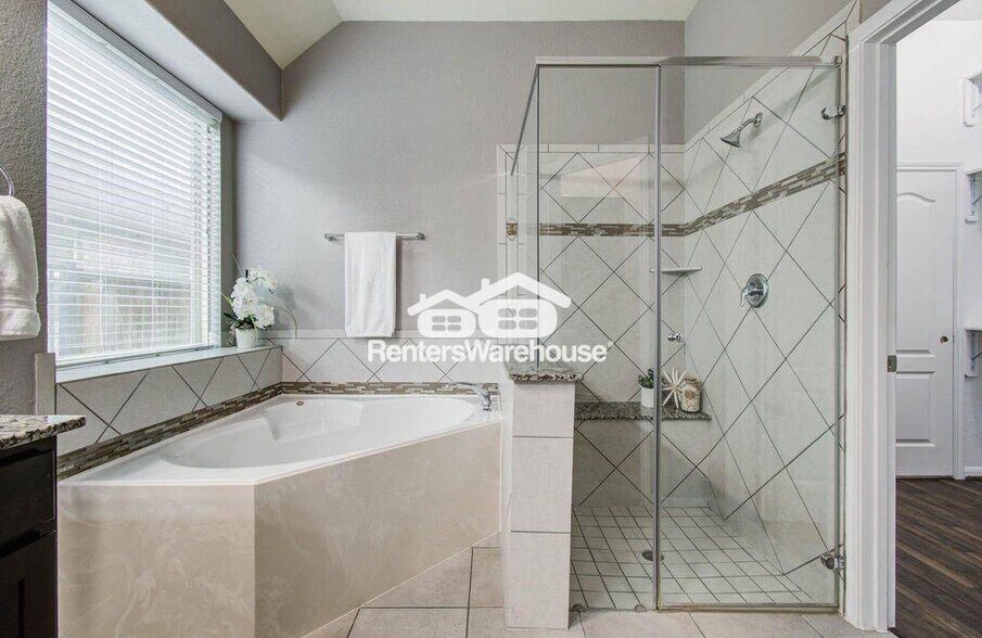 Building Photo - 17622 Quiet Shores Dr