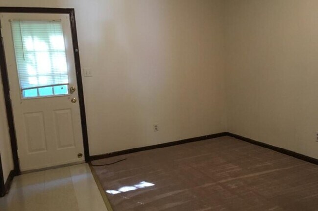 Building Photo - 120 Longwood Pl