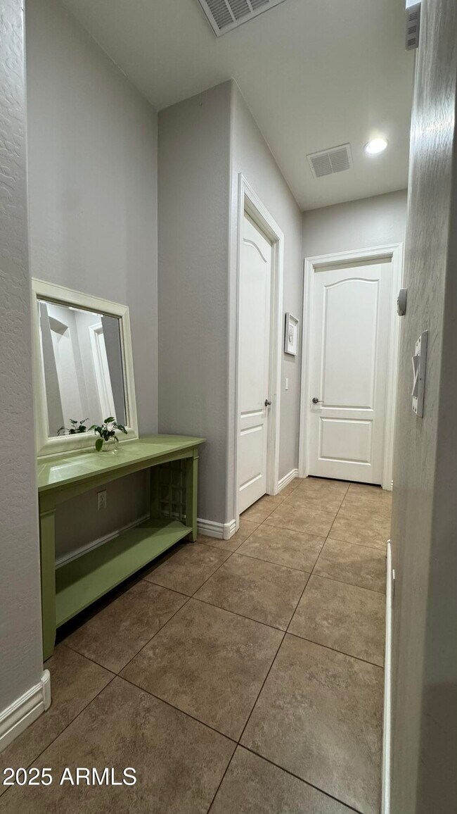 Building Photo - 2531 E Iris Dr