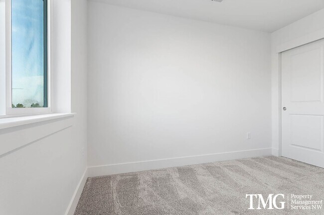 Building Photo - Modern townhome available June 1st!