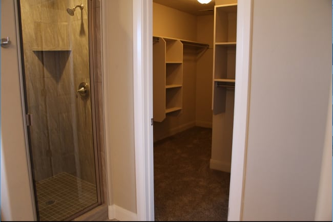 Building Photo - Blackhawk Townhome! End Unit!!