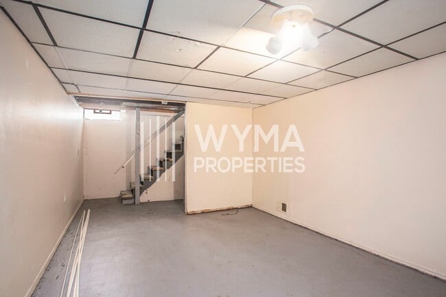 Building Photo - AVAILABLE MID-JULY!! 3 Bedroom, 1.5 Single...