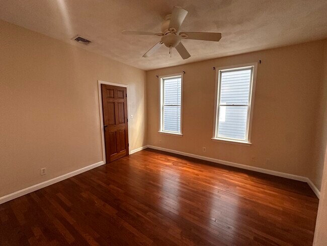Building Photo - 176 Elm St
